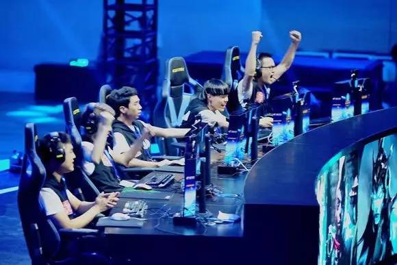 HooXi 与 Astralis 签订全职合同时表示：“不，目前没有。现在我回到了我离开的地方。”
